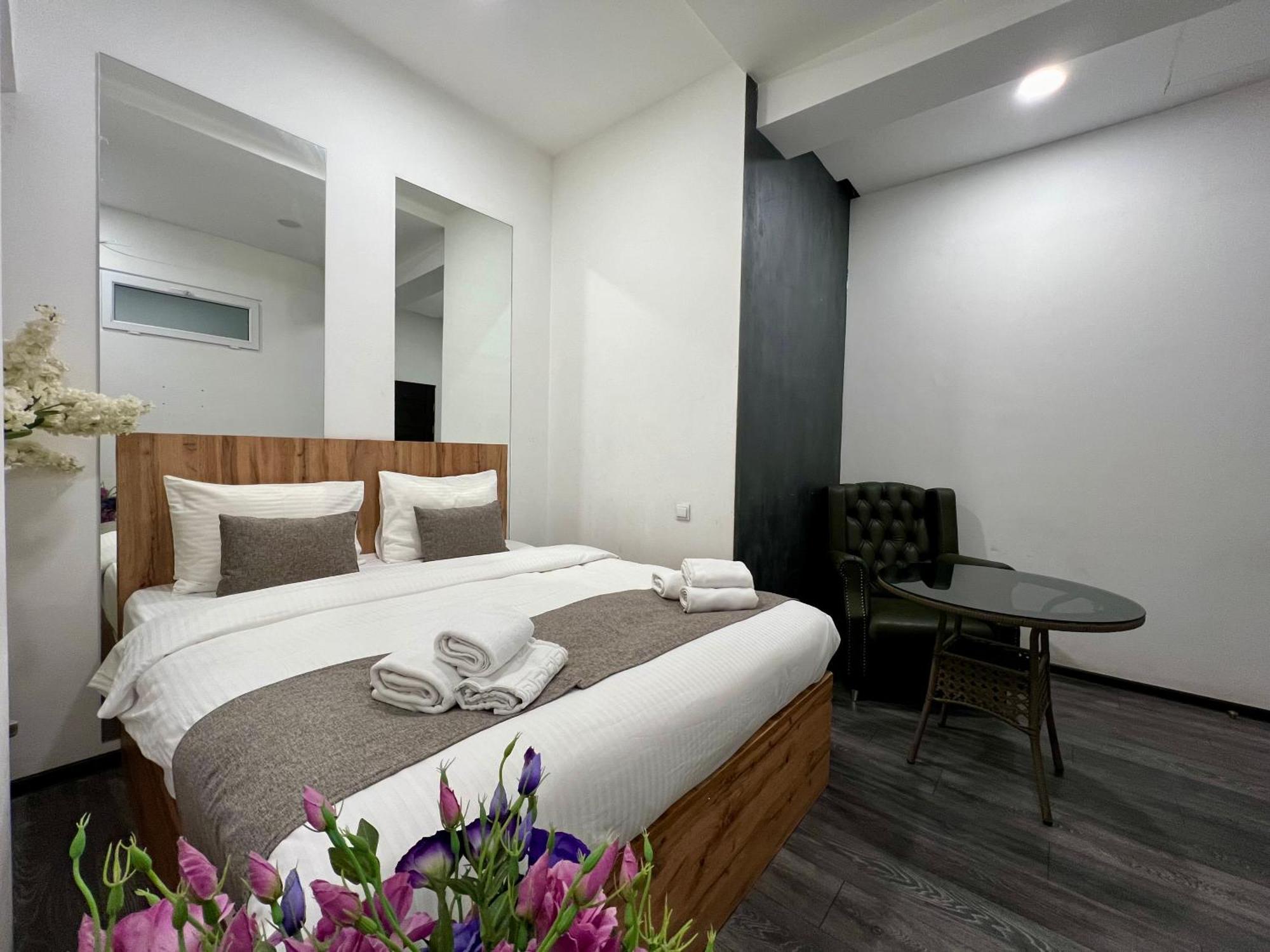 Yvn Tumanyan Apart-Hotel Yerevan Exterior photo